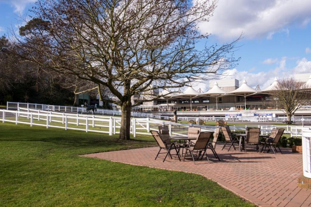 Sandown Park Lodge Esher Exterior photo